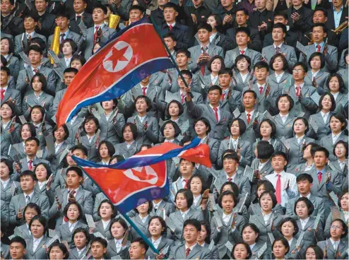  ?? KIM WON-JIN AGENCE FRANCE-PRESSE ?? Si la Corée du Nord et la Corée du Sud reprennent contact sur le plan politique, mais sur le plan sportif, c’était déjà fait. Les deux Corées se sont affrontées en avril dernier, à Pyongyang, capitale de la Corée du Nord, dans le cadre d’un match de...