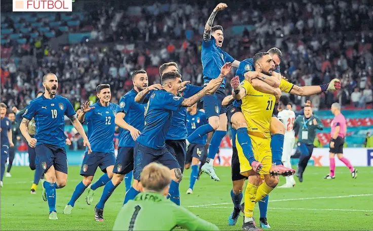  ?? Efe ?? • Los jugadores de la selección de Italia fueron a festejar con el arquero Gianluigi Donnarumma, que se vistió de héroe al atajar el último lanzamient­o de Saka, para lograr el título.