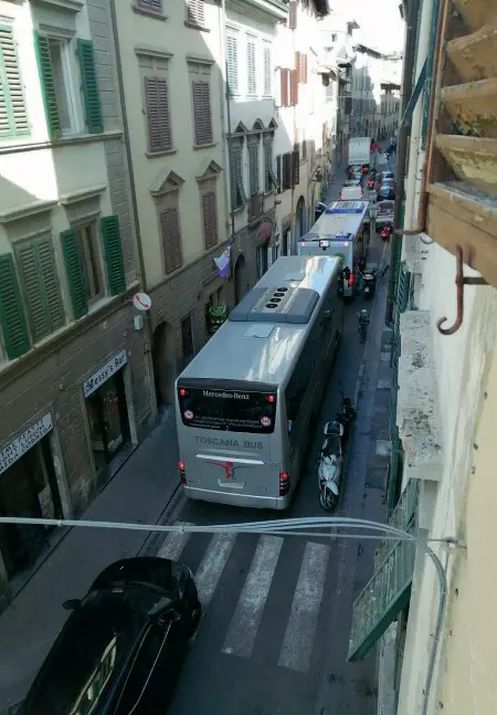  ??  ?? Ora di punta Alle 7,50 il camion della raccolta rifiuti forma una lunga coda, con auto, un bus di Ataf e un pullman turistico