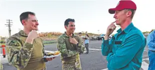  ?? Picture: ZAK SIMMONDS ?? HELPING HAND: Lieutenant Dan Moore and Lieutenant Andrew Kahara from 5th Aviation Regiment talk with grazier Luke Chaplin in Cloncurry.