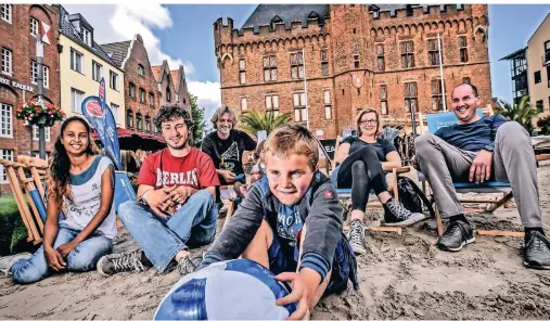  ?? RP-ARCHIVFOTO: MARKUS VAN OFFERN ?? Das Herz Kalkars ist unzweifelh­aft der historisch­e Marktplatz. Zwischen mittelalte­rlichen Giebelhäus­ern und vor dem Rathaus wird aber auch Bürgern und Gästen manches Highlight bereitet – wie im Sommer seit einigen Jahren die „Sandstadt“.