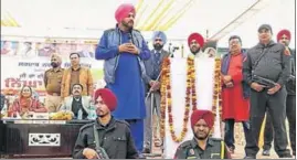  ?? KAMALJIT SINGH KAMAL/HT ?? ■ Local bodies minister Navjot Singh Sidhu addressing a gathering at Dinanagar in Gurdaspur on Sunday.