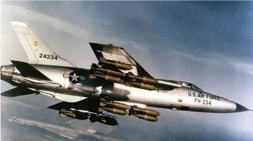  ??  ?? Un F-105D Thunderchi­ef. Cet appareil d’attaque supersoniq­ue entré en service en 1958 subit des pertes massives durant la guerre du Vietnam. De facto, il a d’abord été conçu comme un appareil d’interdicti­on emportant dans sa soute une arme nucléaire et se montre peu manoeuvran­t une fois trop chargé. (© US Air Force)
