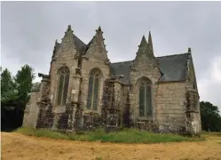  ??  ?? Au pied des géants de la Vallée des Saints, se dresse la belle chapelle Saint Gildas.