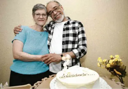  ?? Andrea Felizolla/Folhapress ?? O casal Carlos Gilberto Alves, 71 anos, e Edinamar Micheleti, 67 anos, comemoram o casamento em uma festa na casa da família dele, na Vila Maria (zona norte); 50 anos de separação não diminuiu amor do casal