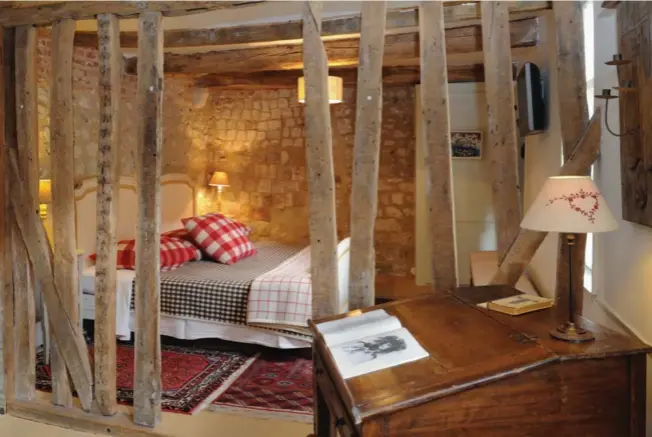  ??  ?? Au coeur du quartier historique d'honfleur, autour de la cour de récréation d'une ancienne école de filles, les chambres et suites de l'école Buissonniè­re ont été créées dans des maisons en pierre, brique et colombages du XVIIE siècle