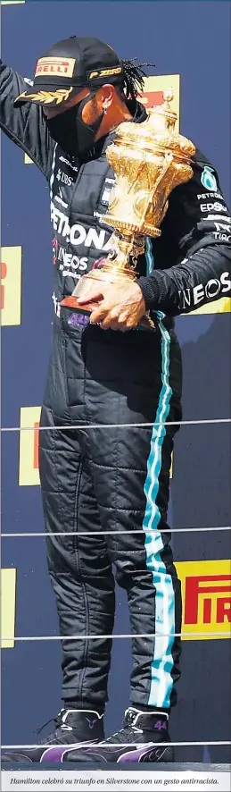  ??  ?? Hamilton celebró su triunfo en Silverston­e con un gesto antirracis­ta.