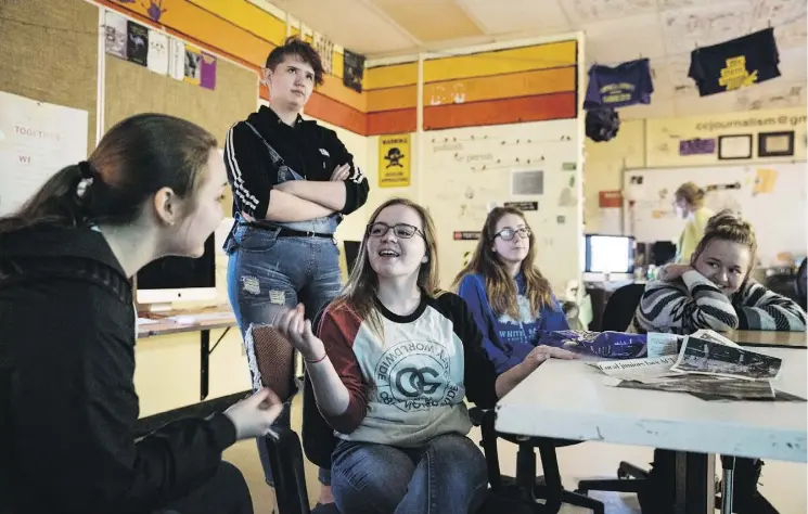  ?? PHOTOS: JABIN BOTSFORD/THE WASHINGTON POST ?? Gun-control activist Moriah Engdahl, 16, and her classmates discuss a project in their journalism class at a central Wyoming high school.