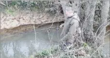  ??  ?? Un pêcheur sur les berges du Tescounet