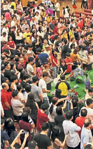  ??  ?? Auspicious day: Devotees praying during the Wesak Day celebratio­n at Fo Guang Shan HsingMa Temple in Johor Baru.