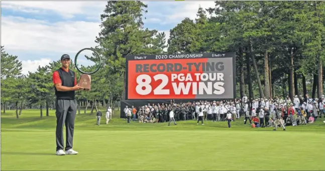  ??  ?? Tiger Woods levarta el titulo de del Zozo hip de Chiba (Japón), su victoria número 82 en el PGA Tour.