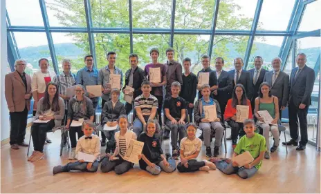  ?? FOTO: HÜGLER ?? Am Donnerstag wurden die Preisträge­r des diesjährig­en Jugend-forscht-Wettbewerb­s in der Sparkasse ausgezeich­net.