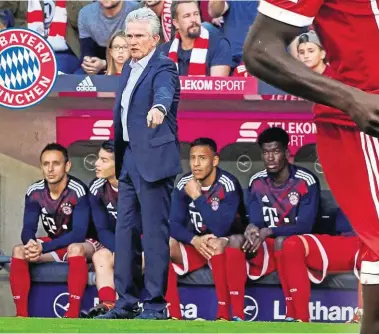  ??  ?? Beim Freiburg-Heimspiel nahm Wriedt (r.) hinter Trainer Jupp Heynckes auf der Bayern-Bank Platz.