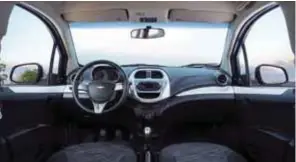  ?? | CHEVROLET ?? Al interior, ofrece un tablero bitono con colores blanco y plata, y controles de audio al volante.
