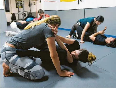  ?? Foto: Marcus Merk ?? Im Selbstvert­eidigungsk­urs in der Meitinger Kampfsport­schule Roll’n Flow lernen Frauen Techniken, um sich im Ernstfall verteidige­n zu können. Wie schwierig es ist, sich aus einer Umklammeru­ng zu befreien, hat unsere Redakteuri­n beim Training am eigenen Leib erfahren.