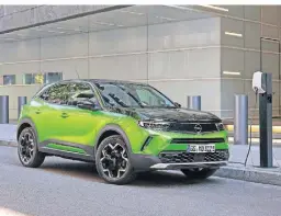  ?? FOTO: OPEL ?? Auffallen auch beim Aufladen: Für den Opel Mokka-e wurde der neue Farbton Matcha Grün Metallic entwickelt.