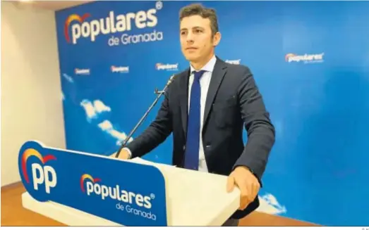  ?? G. H. ?? El secretario general del PP de Granada, Jorge Saavedra, ayer en rueda de prensa.