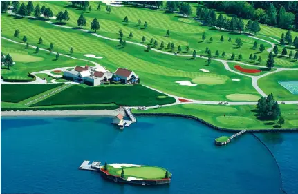  ?? Photo: ?? The 14th green at the Coeur d’Alene golf resort in Idaho, which is on a man-made island that floats in the middle of the lake.