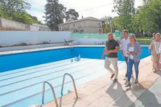  ?? // ABC ?? La alcaldesa, durante su visita a la piscina de la Escuela de Gimnasia