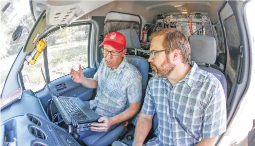  ?? Steve Gonzales photos / Houston Chronicle ?? Mike Armen and Tony Miller of Entangleme­nt Technologi­es are checking benzene levels in the East Houston neighborho­od of Manchester.