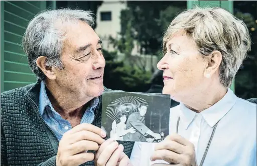  ?? LLIBERT TEIXIDÓ ?? Miquel Torres y María Ballester, en su casa de Tiana