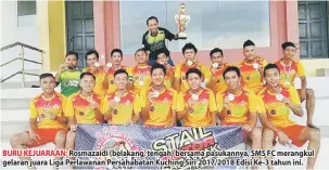  ??  ?? BURU KEJUARAAN: Rosmazaidi (belakang, tengah) bersama pasukannya, SMS FC merangkul gelaran juara Liga Perlawanan Persahabat­an Kuching Siri 2017/2018 Edisi Ke-3 tahun ini.