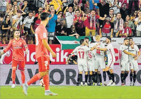  ?? FOTO: EFE ?? El Sevilla goleó al Real Madrid que jugó uno de sus peores partidos de los últimos años. Los de Lopetegui nunca tuvieron opciones en el Sánchez Pizjuán