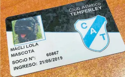  ??  ?? Fanática. El “Cele” lleva una semana anotando a las mascotas y ya entregaron los primeros carnets oficiales.