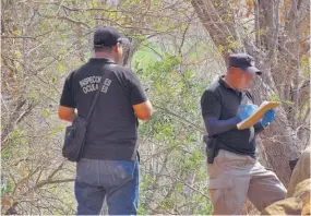  ??  ?? Hallazgo. El cuerpo del pandillero fue desmembrad­o en varias partes por los hechores. La PNC presume que se trató de una pugna interna en la pandilla.