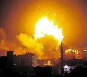  ?? DPA-BILD: STRINGER ?? Pulverfass Nahost: Nach einem israelisch­en Luftangrif­f ist eine Explosion an der Station des FernsehSen­ders Al-Aksa zu sehen. Erneut ist der Konflikt mit der herrschend­en Palästinen­serorganis­ation Hamas eskaliert.
