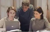  ??  ?? Al computer Da sinistra, Davide Iacopini, Matteo Martari e Miriam Leone in una scena della serie «Non uccidere»