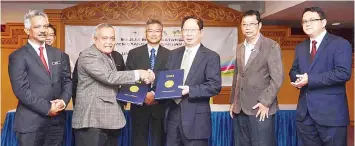  ??  ?? Ong (fourth right) witnesses the exchange of MOA documents between Rasid (third left) and Lau (third right) while from left, No’man, Wong, Goh (far right) and others look on.