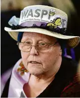  ??  ?? Integrante da organizaçã­o Waspi (Women Against State Pension Inequality, ou mulheres contra a desigualda­de da Previdênci­a), em evento de campanha do Partido Trabalhist­a