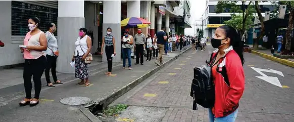  ??  ?? PANORAMA. La ciudadanía debe cumplir los protocolos de biosegurid­ad en las calles para evitar futuros contagios.