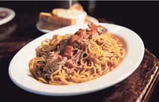  ?? APPEAL CHRIS DAY/THE COMMERCIAL ?? BBQ Spaghetti with toast and slaw at The BAR-B-Q Shop.