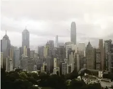  ?? Foto: Vincent Yu, dpa ?? Die Stimmung zwischen den USA und China wird langsam so trüb wie der Himmel über Hongkong in diesem Bild.