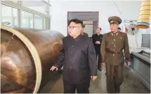  ?? AGENCE FRANCE-PRESSE ?? Cette photo non datée, publiée par l’agence centrale de presse nord-coréenne le 23 août dernier, montre le leader de la Corée du Nord, Kim Jong-un, visitant l’Institut de matériaux chimiques de l’Académie des sciences de la défense, dans un endroit non...