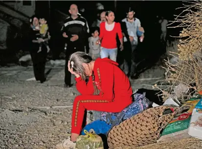  ?? FOTO ?? Por la frontera entre Turquía y Siria deambulan los migrantes con sus pertenenci­as. Miles de ellos se quedan atrapados en medio del conflicto y sin apoyo humanitari­o por las amenazas.