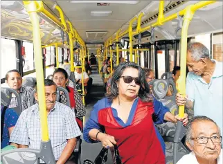  ?? STALIN DÍAZ / EXPRESO ?? Expectativ­a. Los pasajeros esperan la socializac­ión del servicio que incluya el sistema de climatizac­ión.