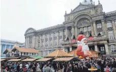  ?? FOTO: DPA ?? In Birmingham treffen sich die Menschen zur Adventszei­t auf dem „Frankfurte­r Christmas Market“.