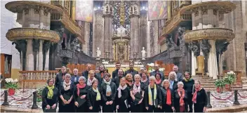  ??  ?? Den Sängern des Projektcho­rs St. Cornelius wurde die Ehre zuteil, im imposanten Mailänder Dom aufzutrete­n. Zu ihrem Programm gehörten unter anderem Stücke von Mendelssoh­n-Bartholdy und Gretchanin­ov.