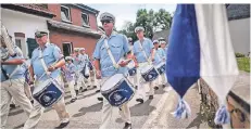  ?? RP-FOTO: ANNE ORTHEN ?? Die Kalkumer Schützen, hier das Tambour Corps beim großen Umzug, hoffen, in diesem Jahr wieder ihr Fest feiern zu können.