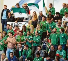  ??  ?? Mit Kind und Kegel feuerten die Fans des FC Horgau ihre Mannschaft an und sorgten zusammen mit den Fangruppen aus Diedorf und Foret für Stimmung.