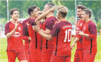  ?? FOTO: CHRISTIAN FLEMMING ?? Der SV Kressbronn bejubelt den 2:1-Erfolg über den TSV Eschach.