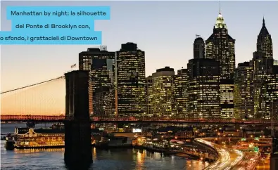  ??  ?? Manhattan by night: la silhouette del Ponte di Brooklyn con, sullo sfondo, i grattaciel­i di Downtown