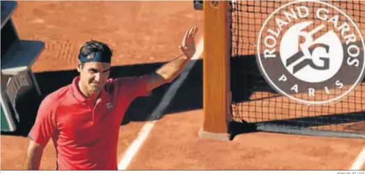  ?? YOAN VALAT / EFE ?? Roger Federer saluda al público presente en la central de Roland Garros tras batir al uzbeko Denis Istomin.