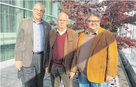  ?? FOTO: PHILIPP RICHTER ?? Drei Generation­en Blasmusikk­reisverban­d Ravensburg (von links): Josef Mütz, Reinhard Koppers und Rudi Hämmerle.