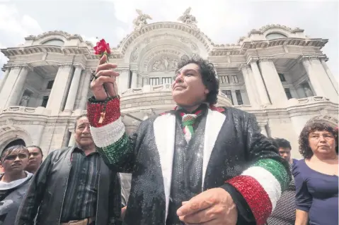  ??  ?? Imitadores de Juan Gabriel y fanáticos se reunieron para cantar y recordarlo fuera del Palacio de Bellas Artes.