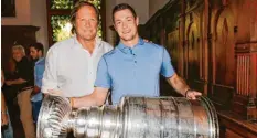  ?? Foto: dpa ?? Tom Kühnhackl präsentier­t mit seinem Vater 2016 den Stanley Cup.