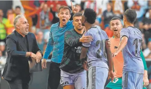 ?? ?? // AFP El banquillo del Valencia y Vinicius se encaran durante el partido en Mestalla